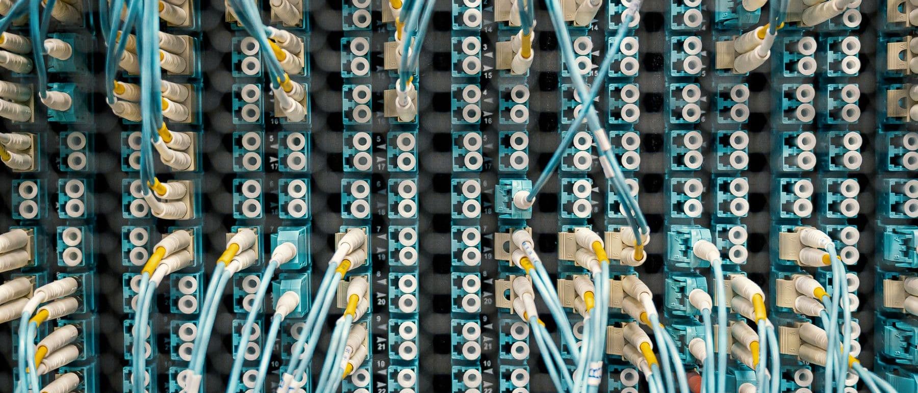 Painel de rede com cabos conectados a portas