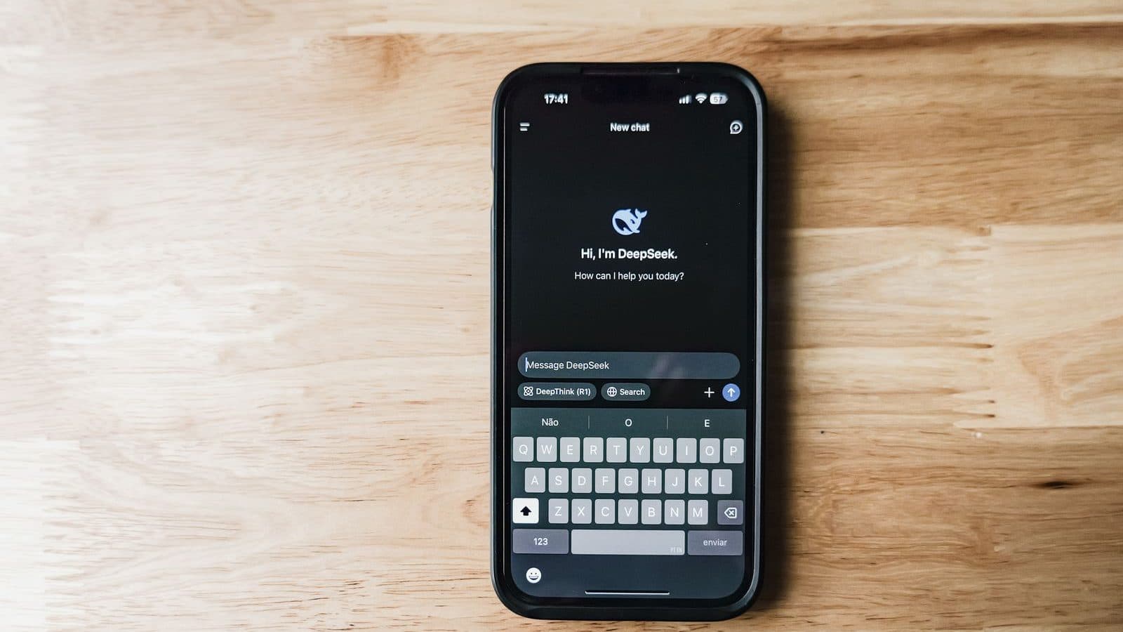 Celular sobre a mesa mostrando uma conversa com assistente