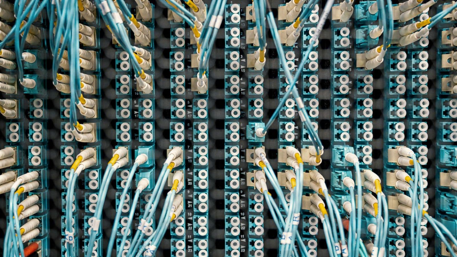 Painel de rede com cabos conectados a portas, como integrações entre sistemas