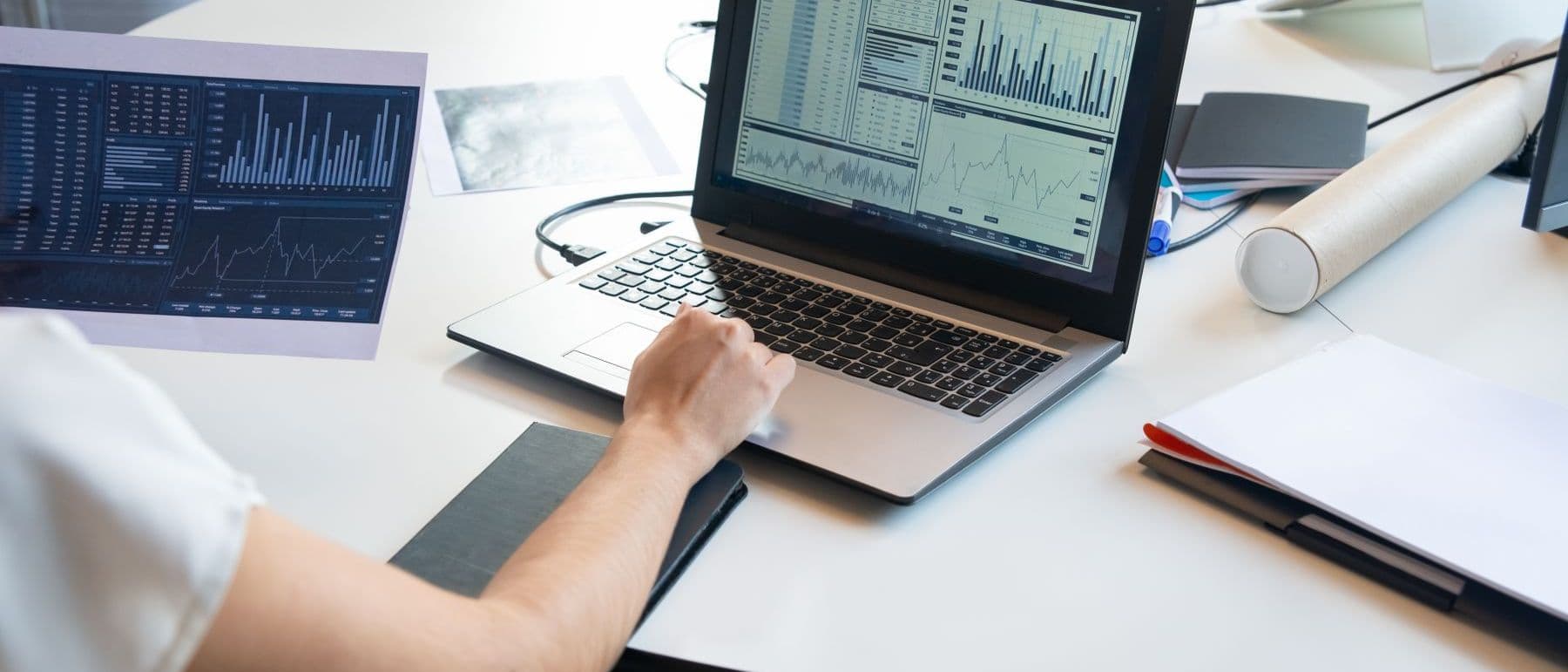 Profissional analisa indicadores da operação no notebook