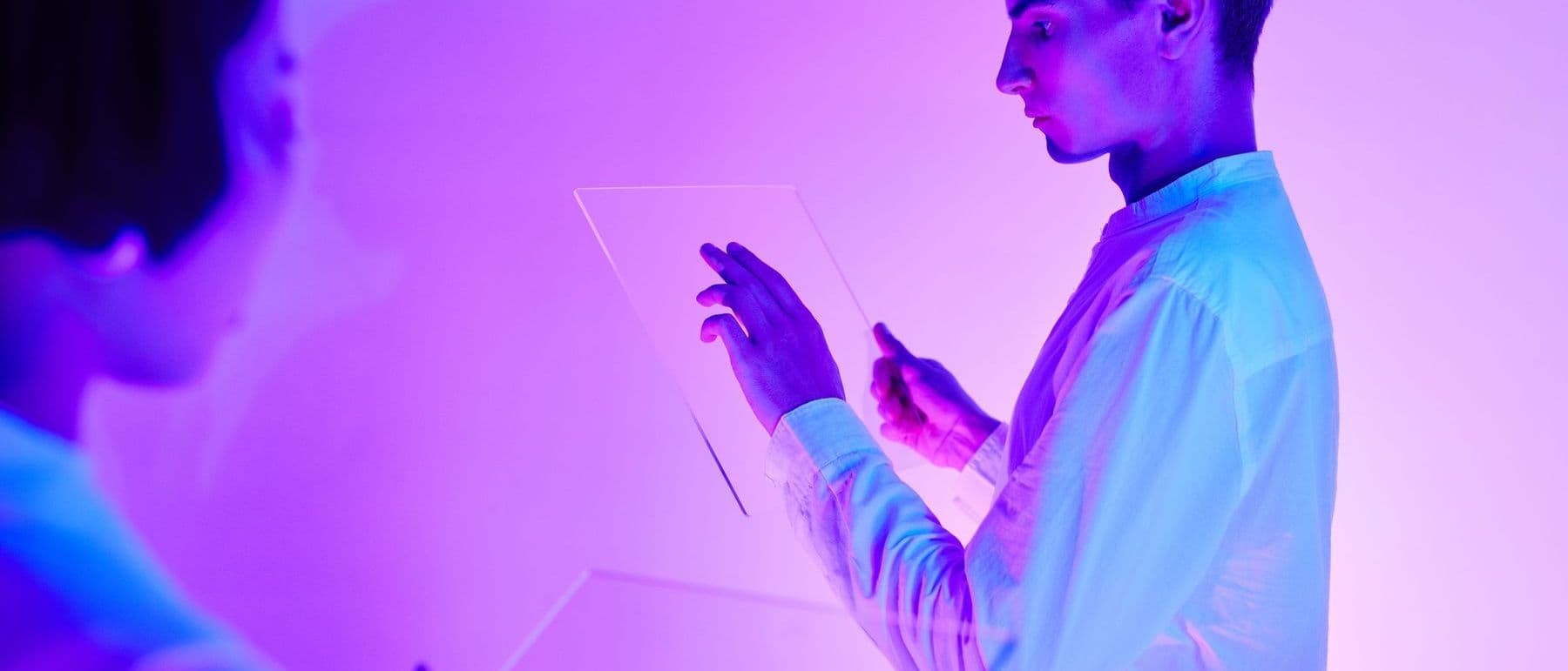 Profissional interage com uma interface iluminada